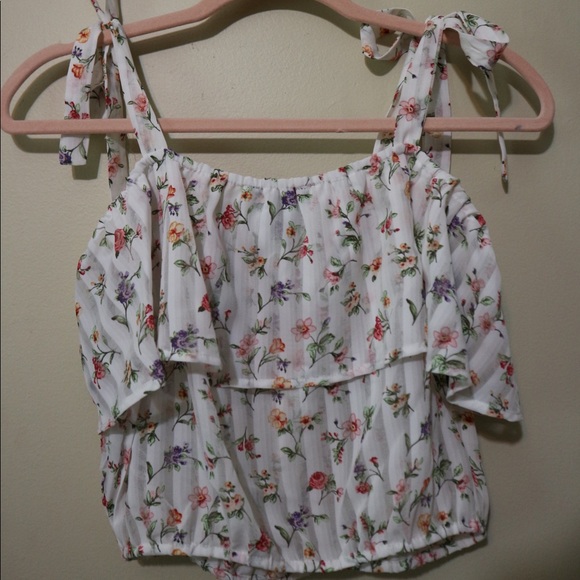 Feminine, Floral Ruffled Cropped Blouse - Picture 3 of 6